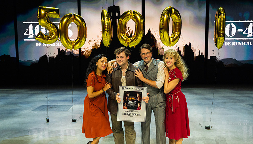 Afbeelding nieuwsartikel: 'Cast en crew 40-45, de Musical ontvangt vijfvoudige Diamanten Ticket Award voor 500.000 verkochte kaarten'