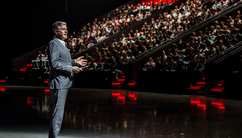 Afbeelding nieuwsartikel: 'Staatssecretaris Koen Becking benadrukt belang educatie tijdens bezoek aan '40-45, de Musical''